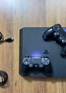 PS4 Slim 1TB + 2 manettes + 30 jeux - 185.000 FCFA