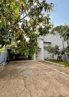 Louons une villa duplex avec piscine au Vallon