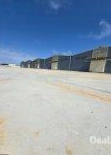 Plusieurs entrepôts de 800m² avec cours à louer.