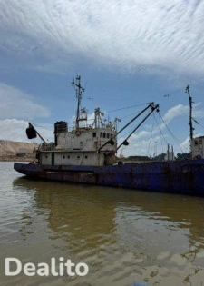 Un Chalutier type Alev en vente au port d'Abidjan