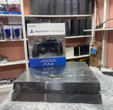 PS4 FAT CRAQUÉE 10 JEUX INCLUS – 130 000 FCFA