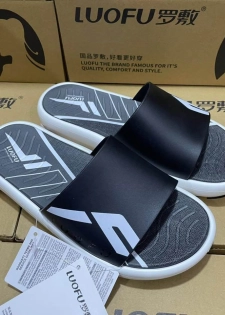 Les claquettes loufu avec le carton 📦 sont  disponible les tailles vo